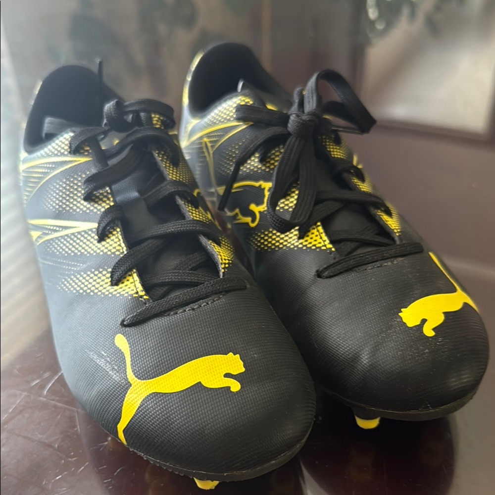 Puma Black and Yellow Sneakers Sleek Design